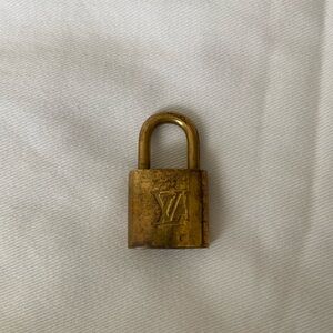 Louis Vuitton Lock 318